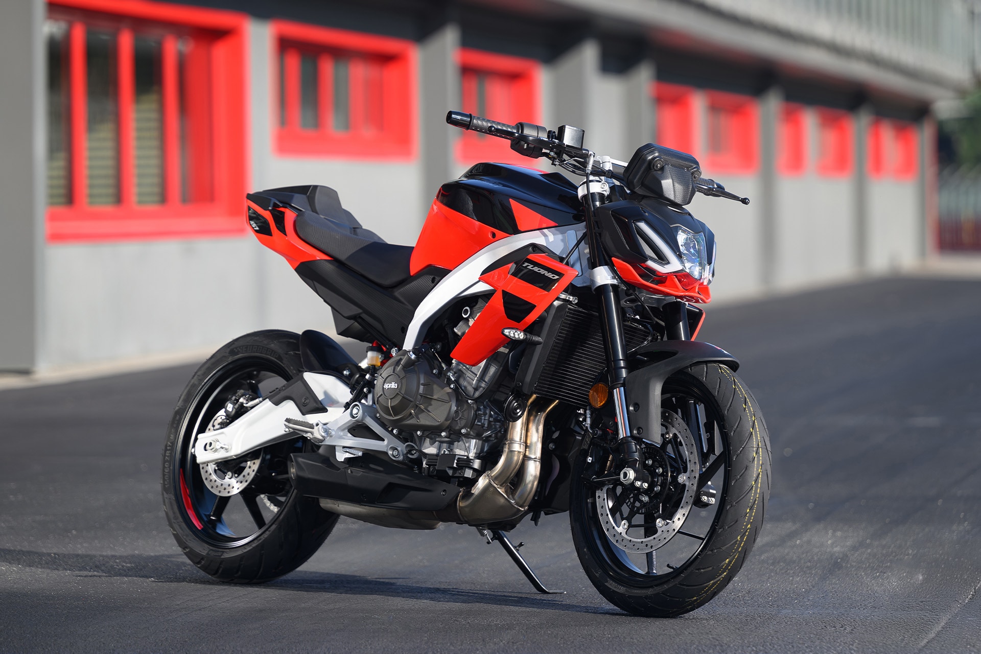 Aprilia-Tuono457-wallImage_1920-1280_4