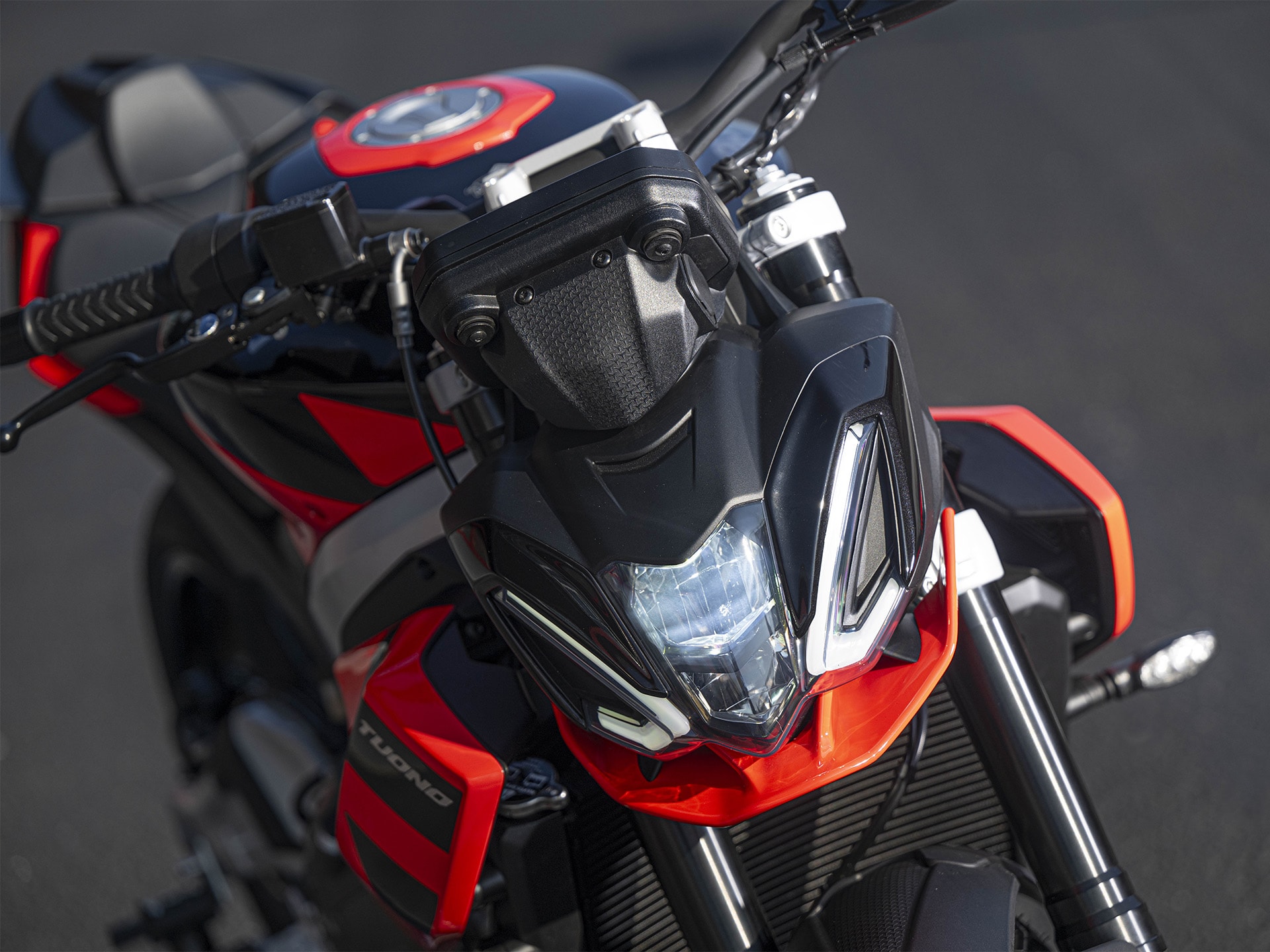 Aprilia-Tuono457-wallImage_1920-1440_1