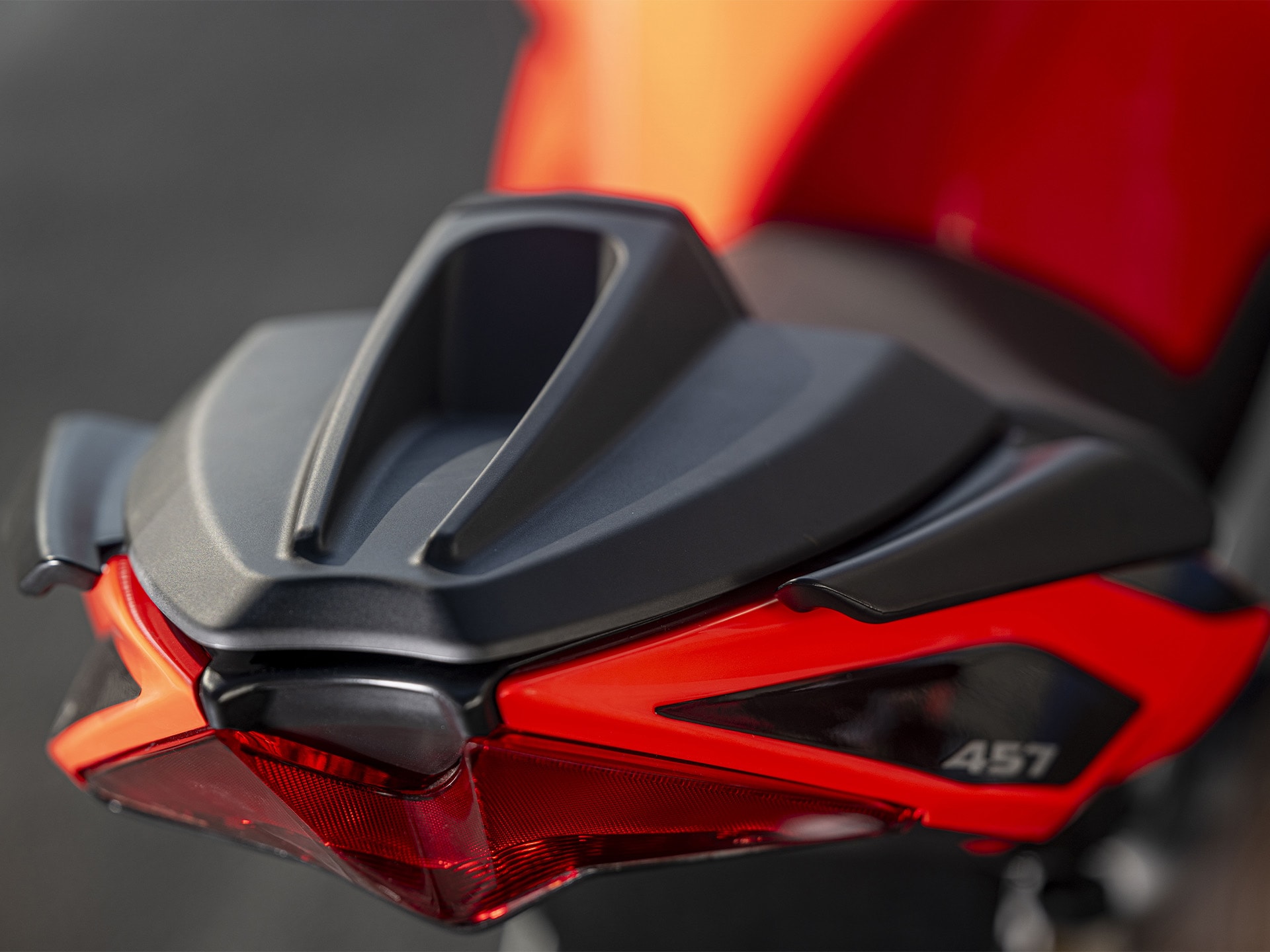 Aprilia-Tuono457-wallImage_1920-1440_3