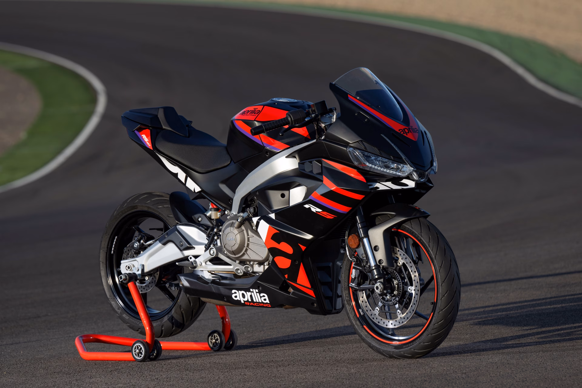 Aprilia_RS457_wall-image_1920x1440_replica_1