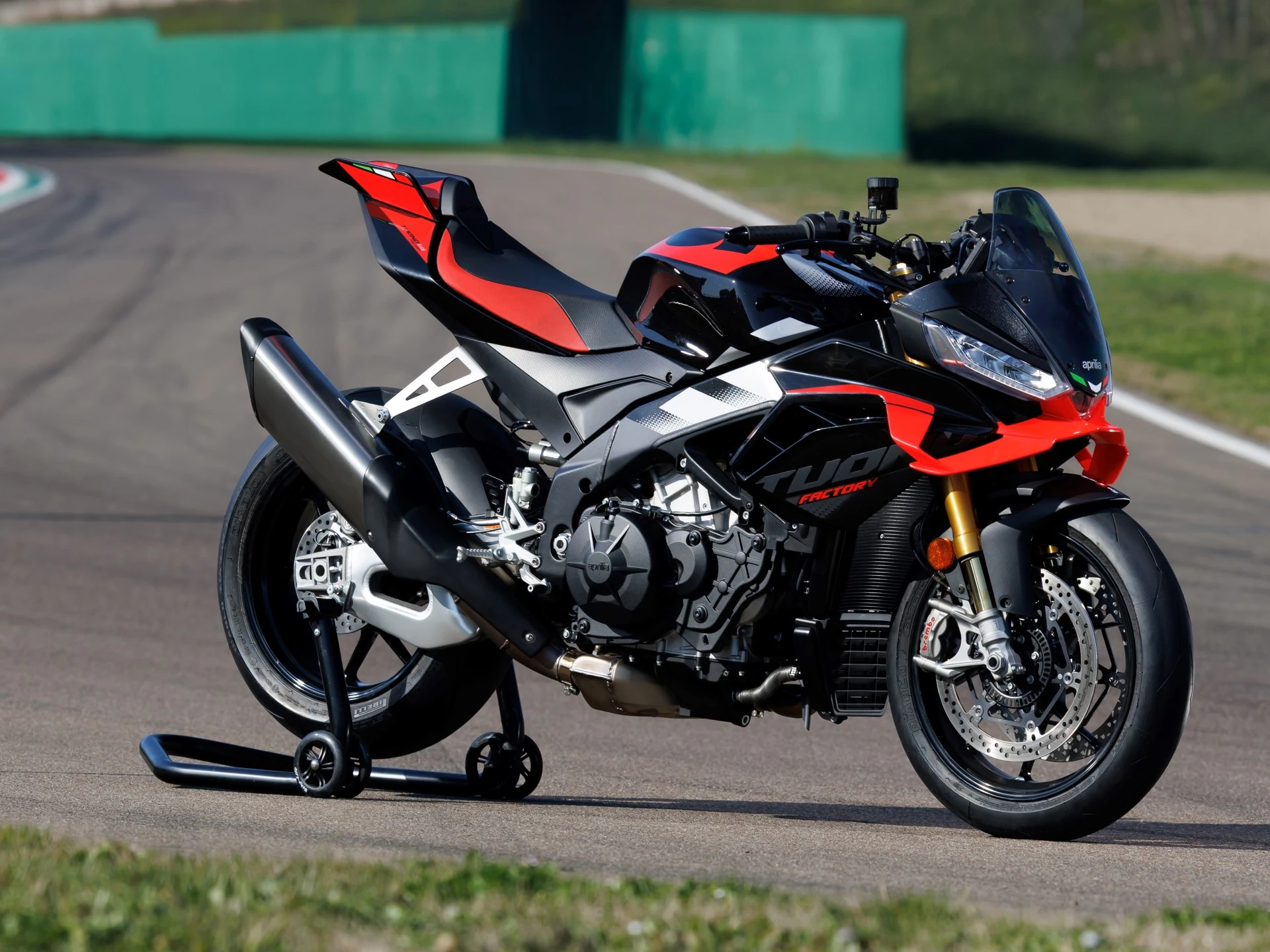 Aprilia_Tuono-v4-factory_gallery_1920x1440_4
