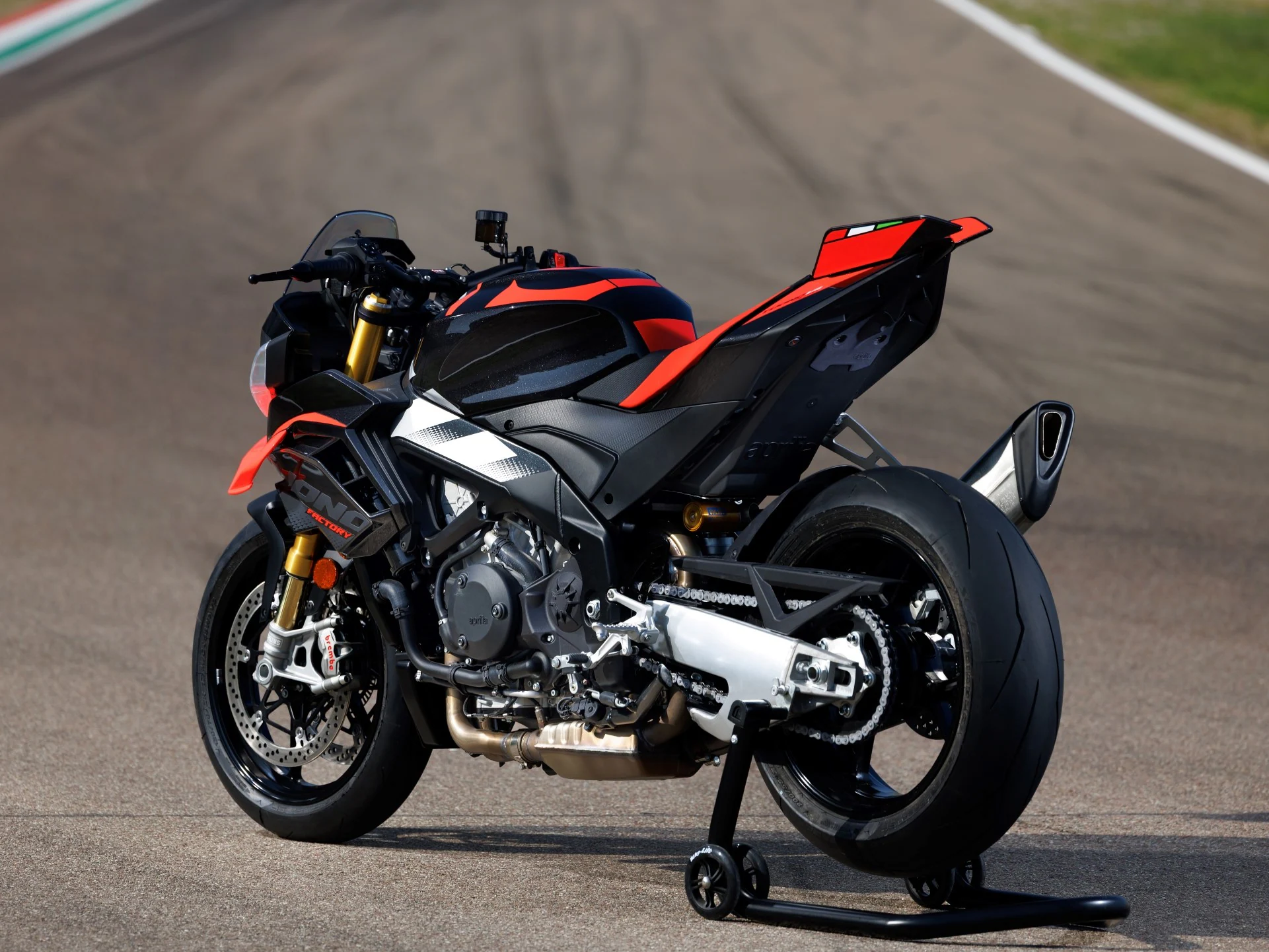 Aprilia_Tuono-v4-factory_gallery_1920x1440_5