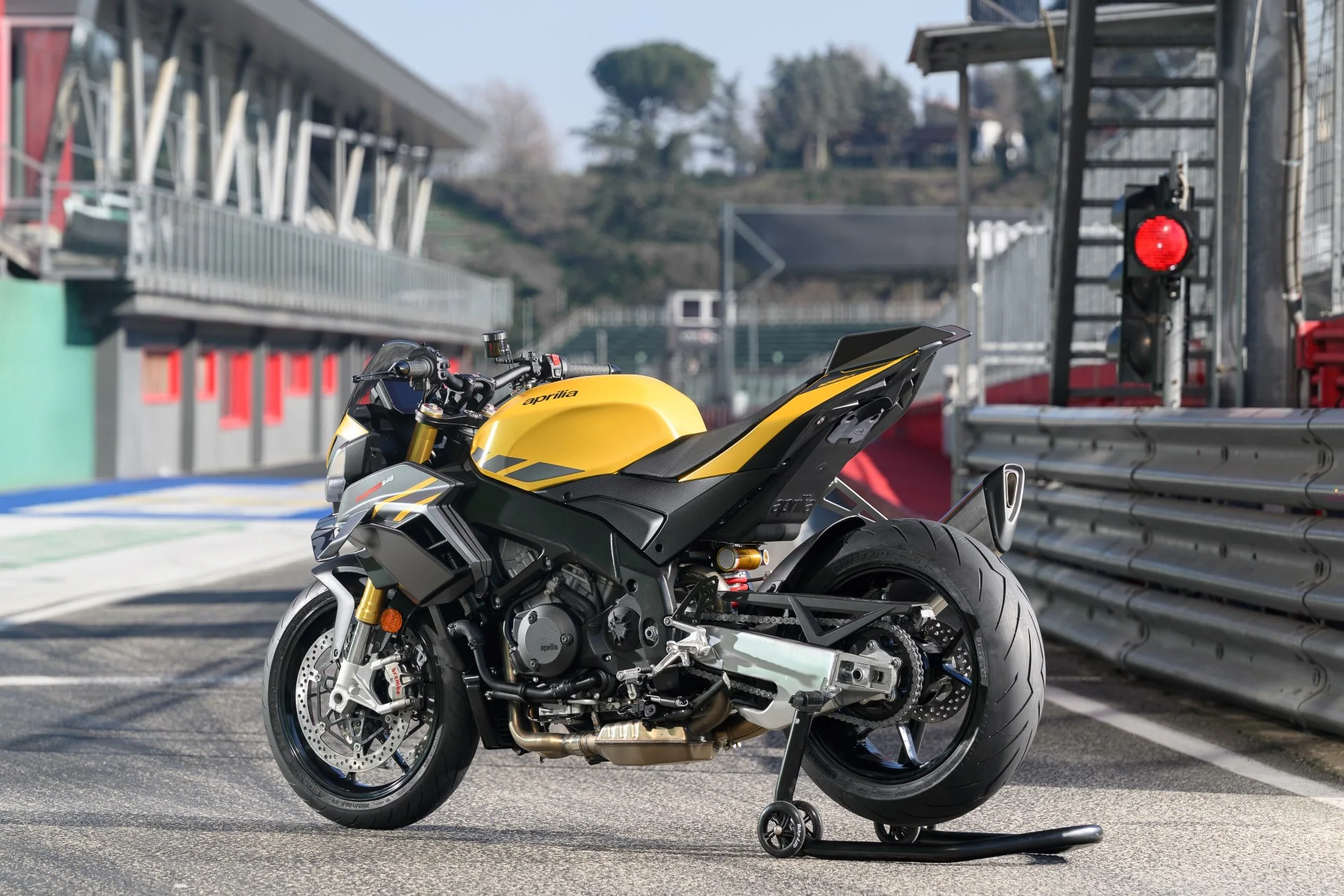 Aprilia_TuonoV4_gallery_1920x1280_3