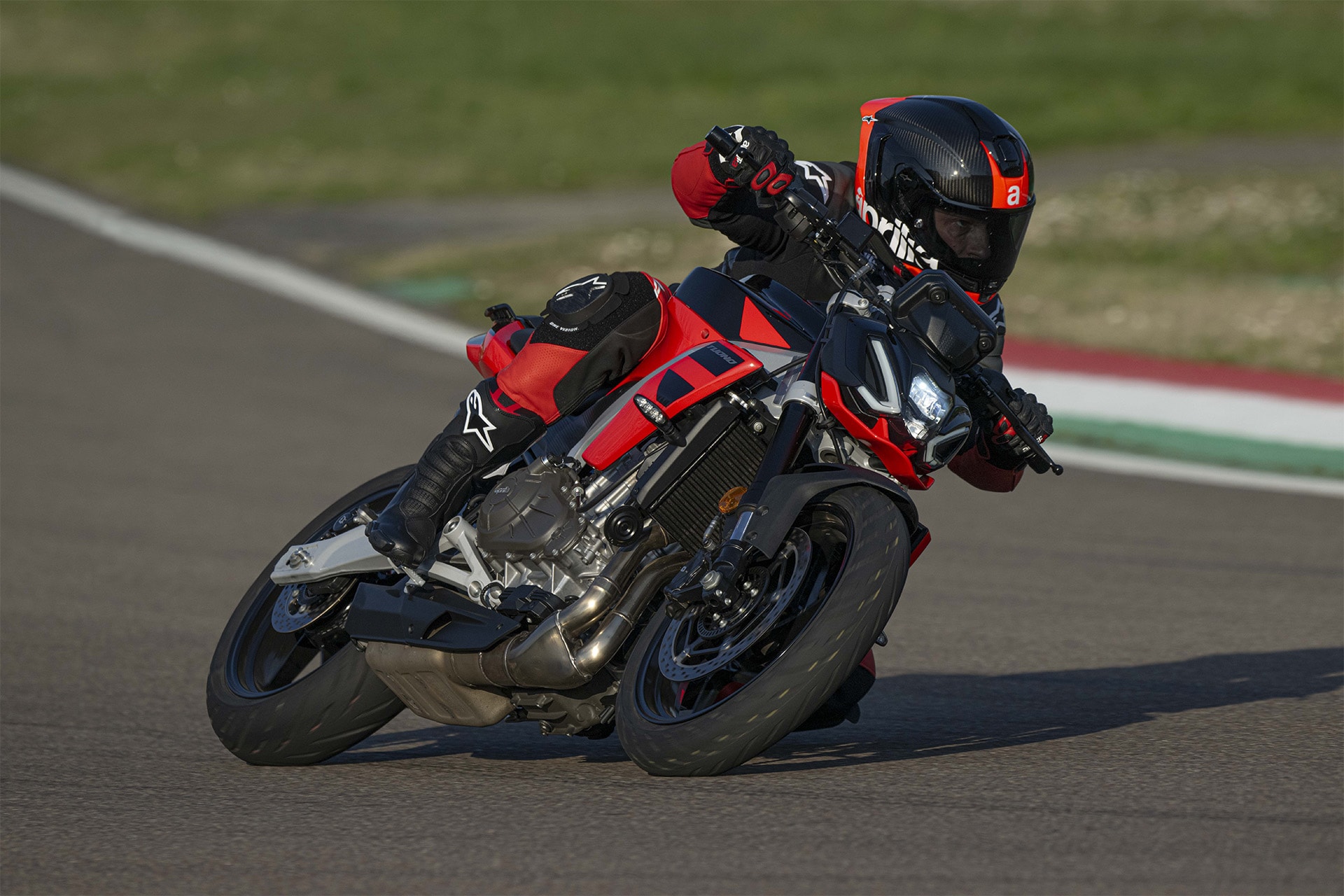 Aprilia_Tuono_457-gallery-1920x1280_3